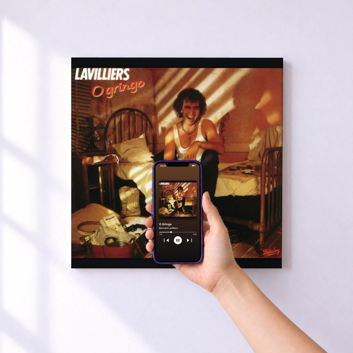 Affiche connectée O Gringo de Bernard Lavilliers au mur : l'album se lance en approchant le téléphone