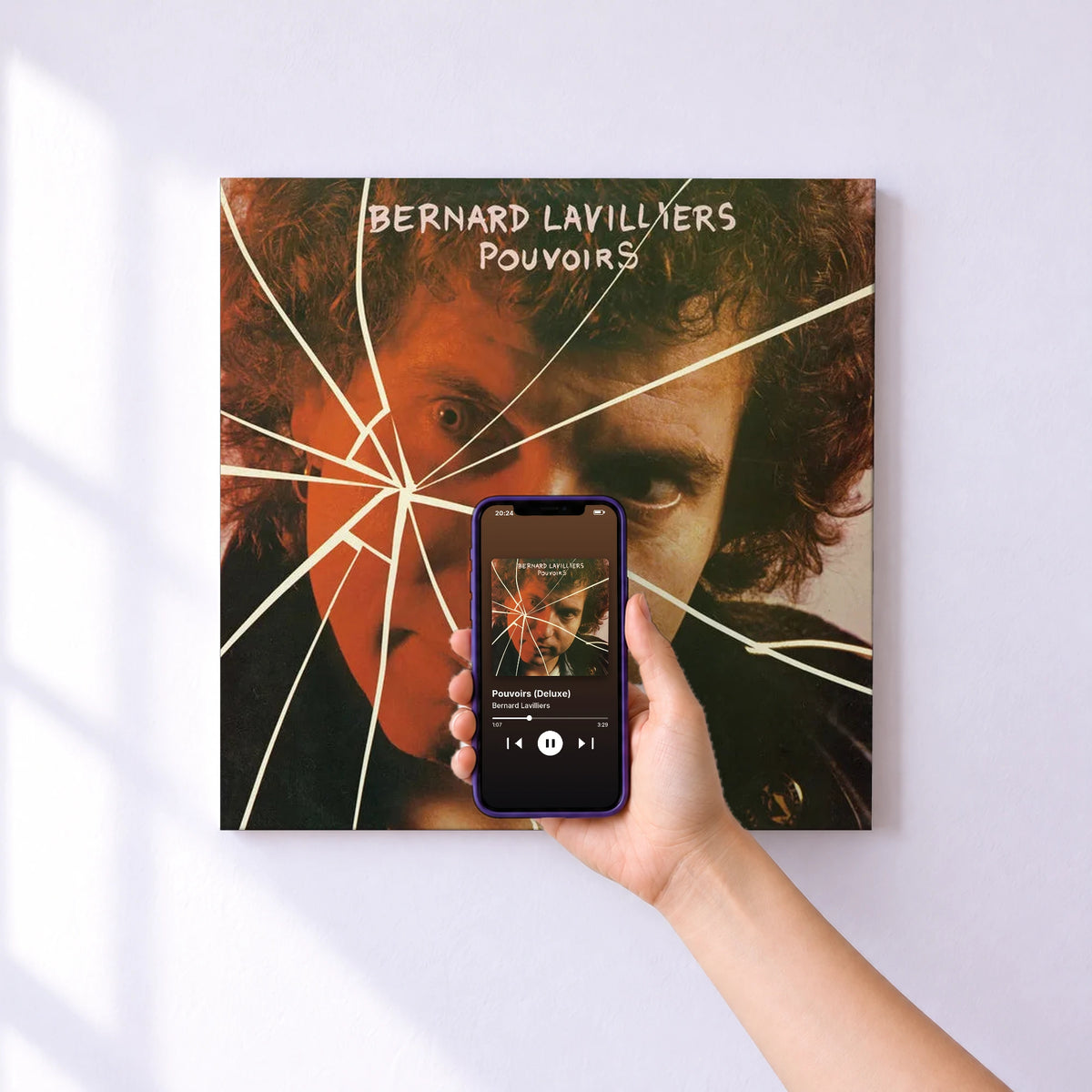Affiche connectée Pouvoirs (Deluxe) de Bernard Lavilliers au mur : l'album se lance en approchant le téléphone