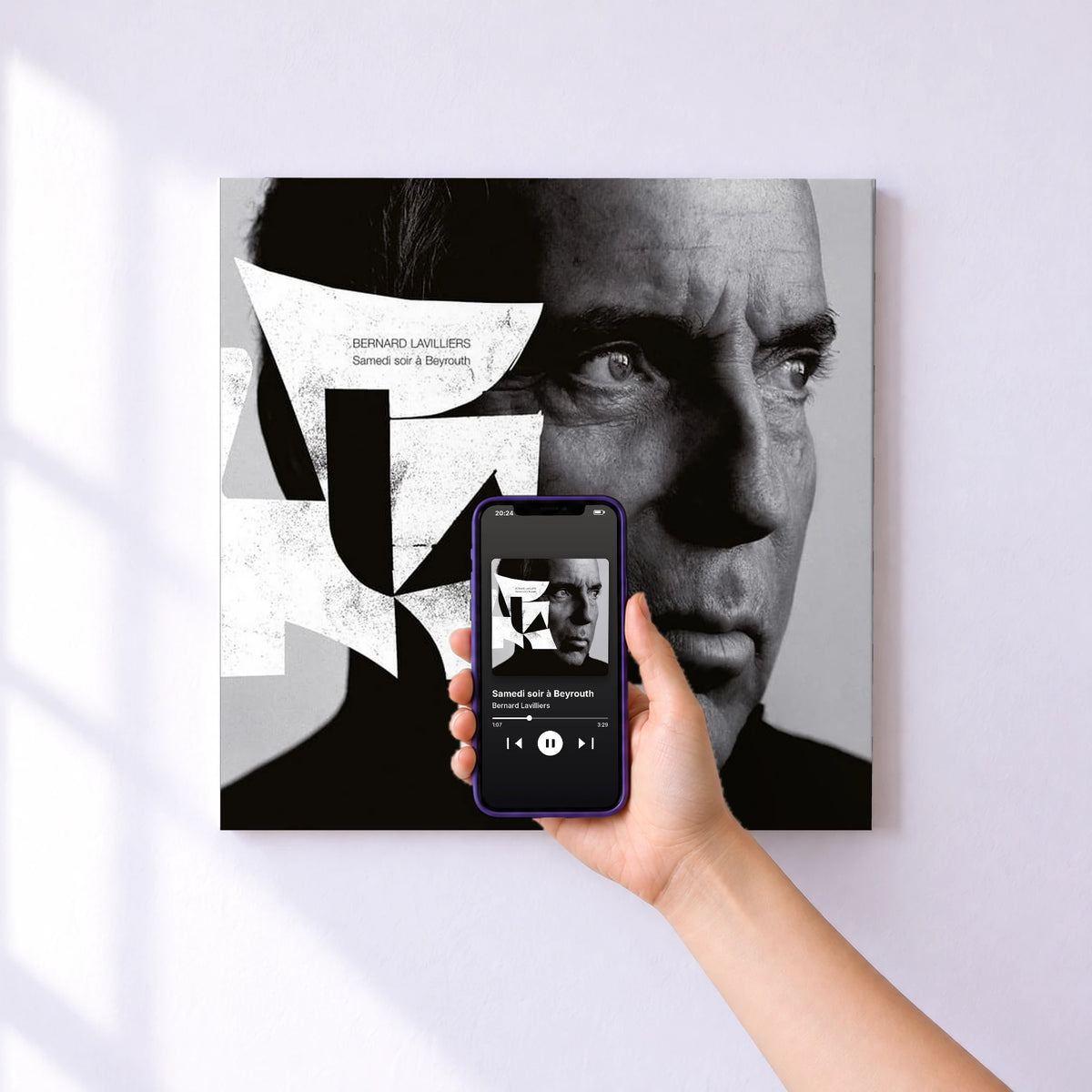Affiche connectée Samedi soir à Beyrouth de Bernard Lavilliers au mur : l'album se lance en approchant le téléphone