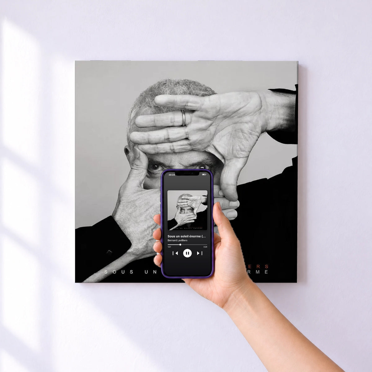 Affiche connectée Sous un soleil énorme (Version collector) de Bernard Lavilliers au mur : l'album se lance en approchant le téléphone
