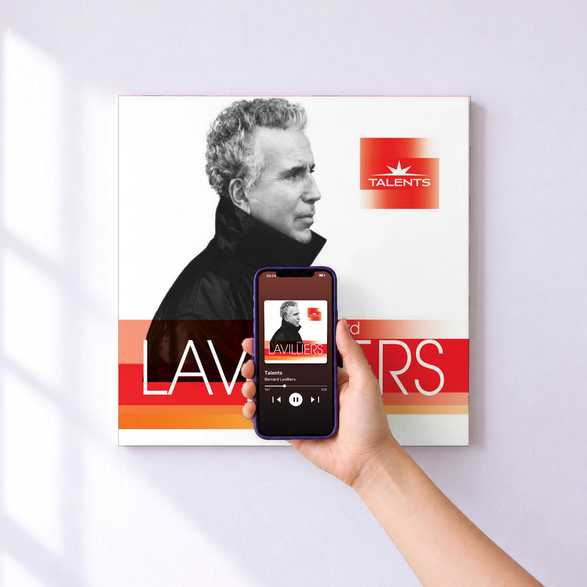 Affiche connectée Talents de Bernard Lavilliers au mur : l'album se lance en approchant le téléphone