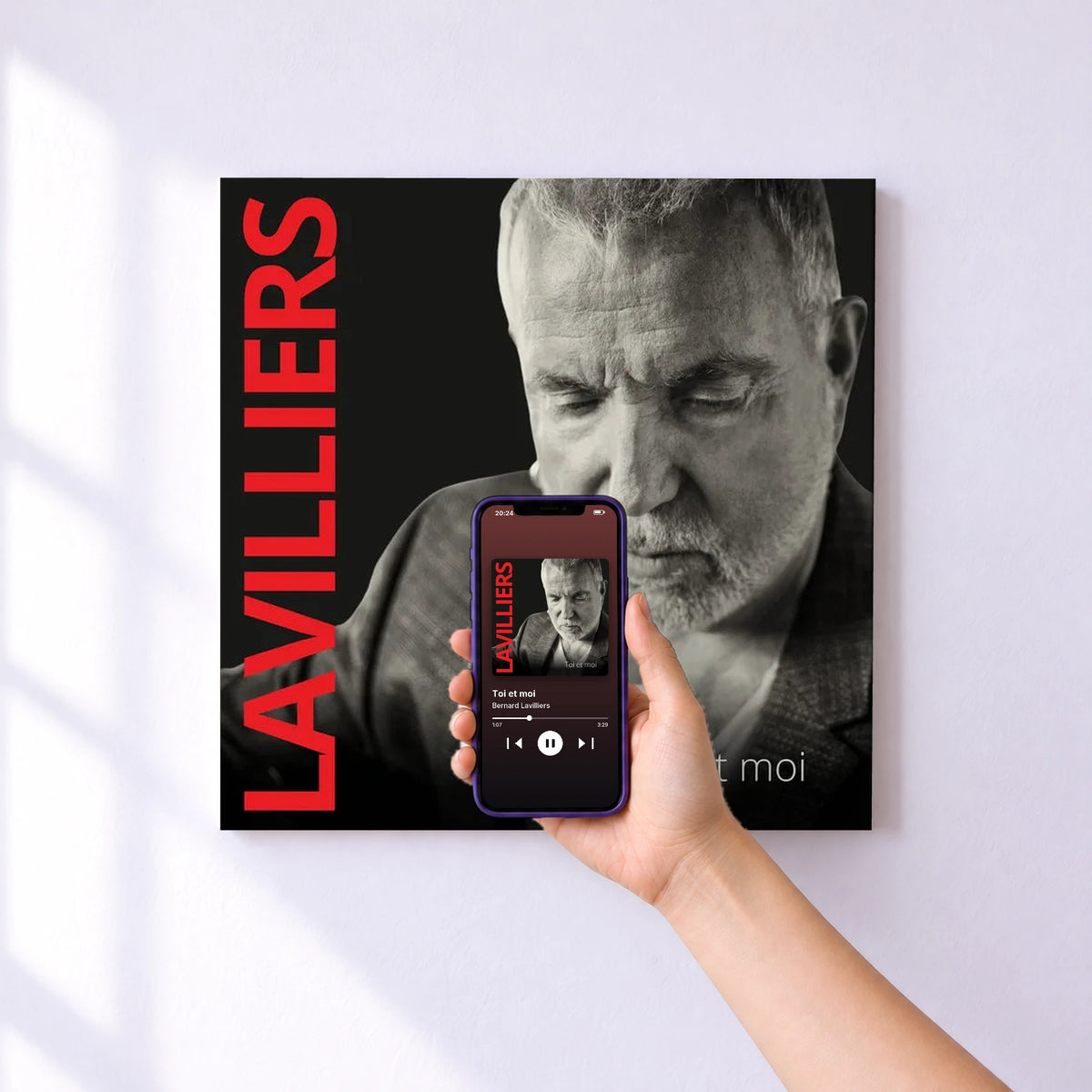 Affiche connectée Toi et moi de Bernard Lavilliers au mur : l'album se lance en approchant le téléphone