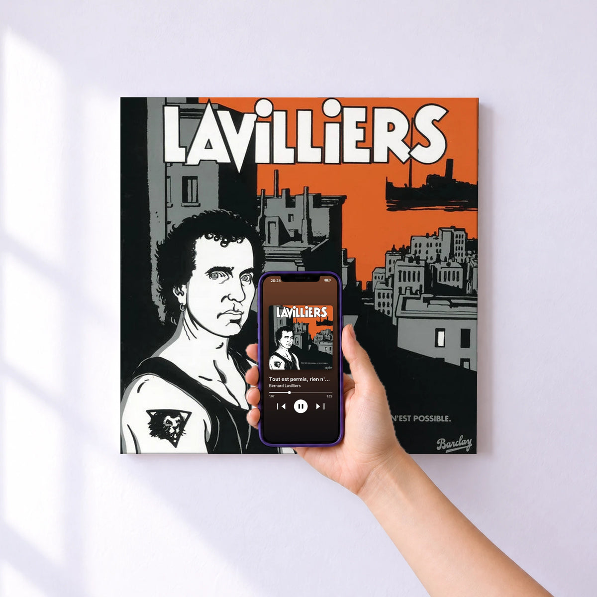 Affiche connectée Tout est permis, rien n'est possible de Bernard Lavilliers au mur : l'album se lance en approchant le téléphone