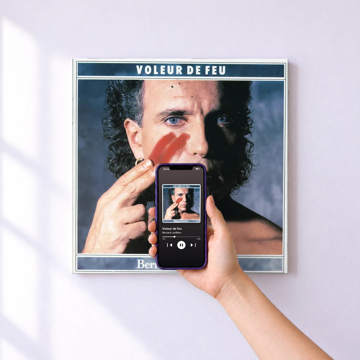 Affiche connectée Voleur de feu de Bernard Lavilliers au mur : l'album se lance en approchant le téléphone