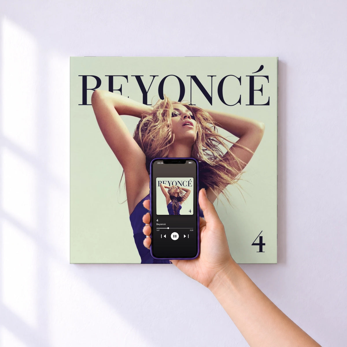 Affiche connectée 4 de Beyoncé au mur : l'album se lance en approchant le téléphone