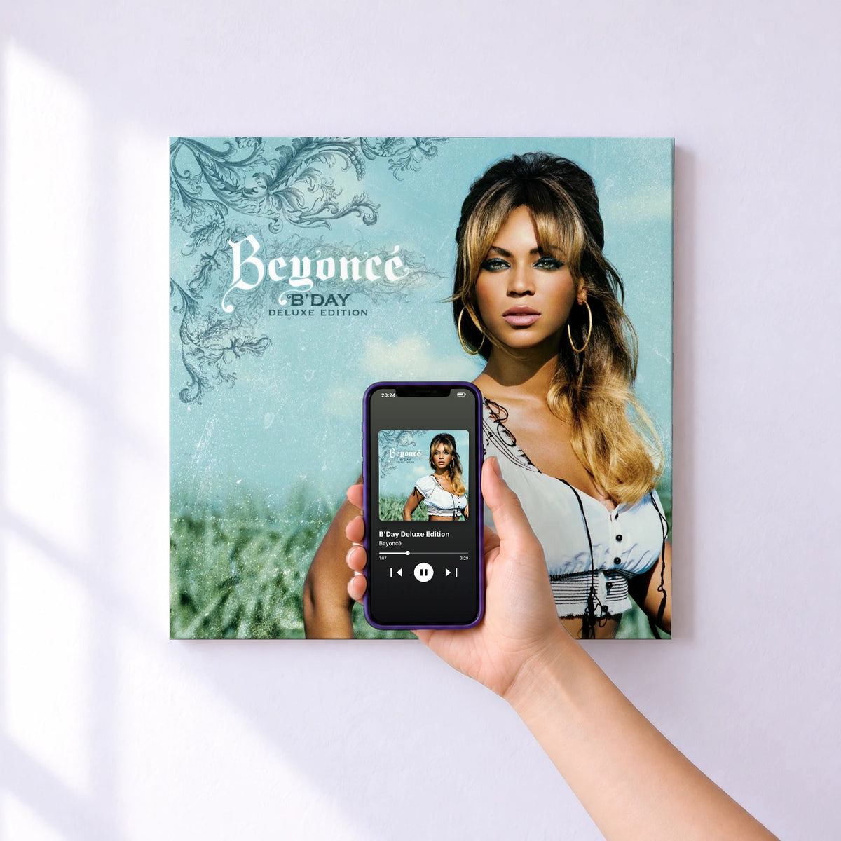 Affiche connectée B'Day Deluxe Edition de Beyoncé au mur : l'album se lance en approchant le téléphone