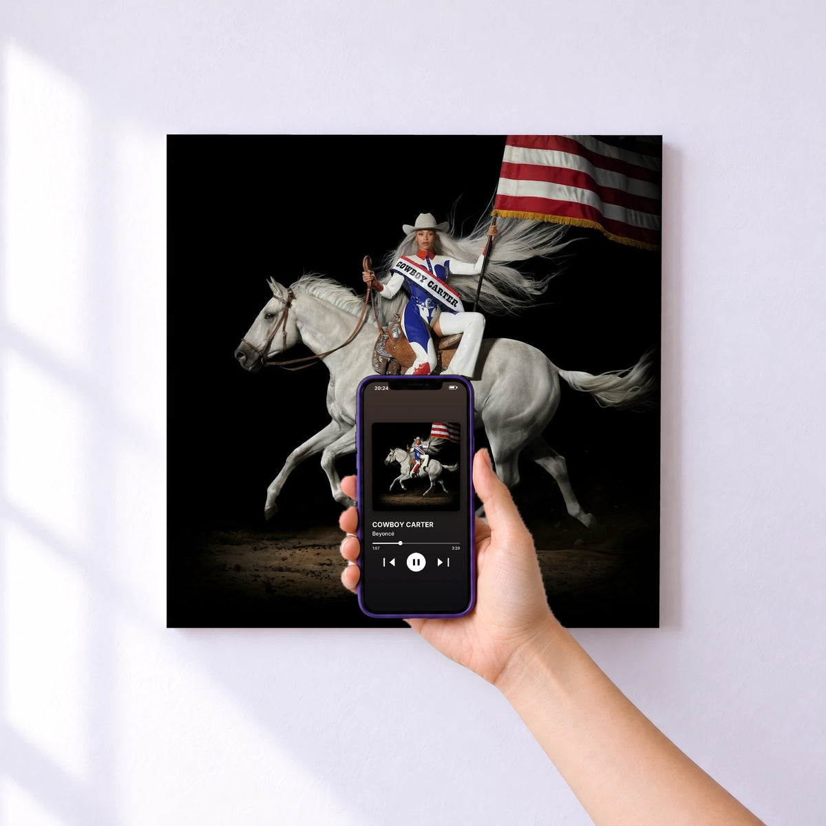 Affiche connectée COWBOY CARTER de Beyoncé au mur : l'album se lance en approchant le téléphone