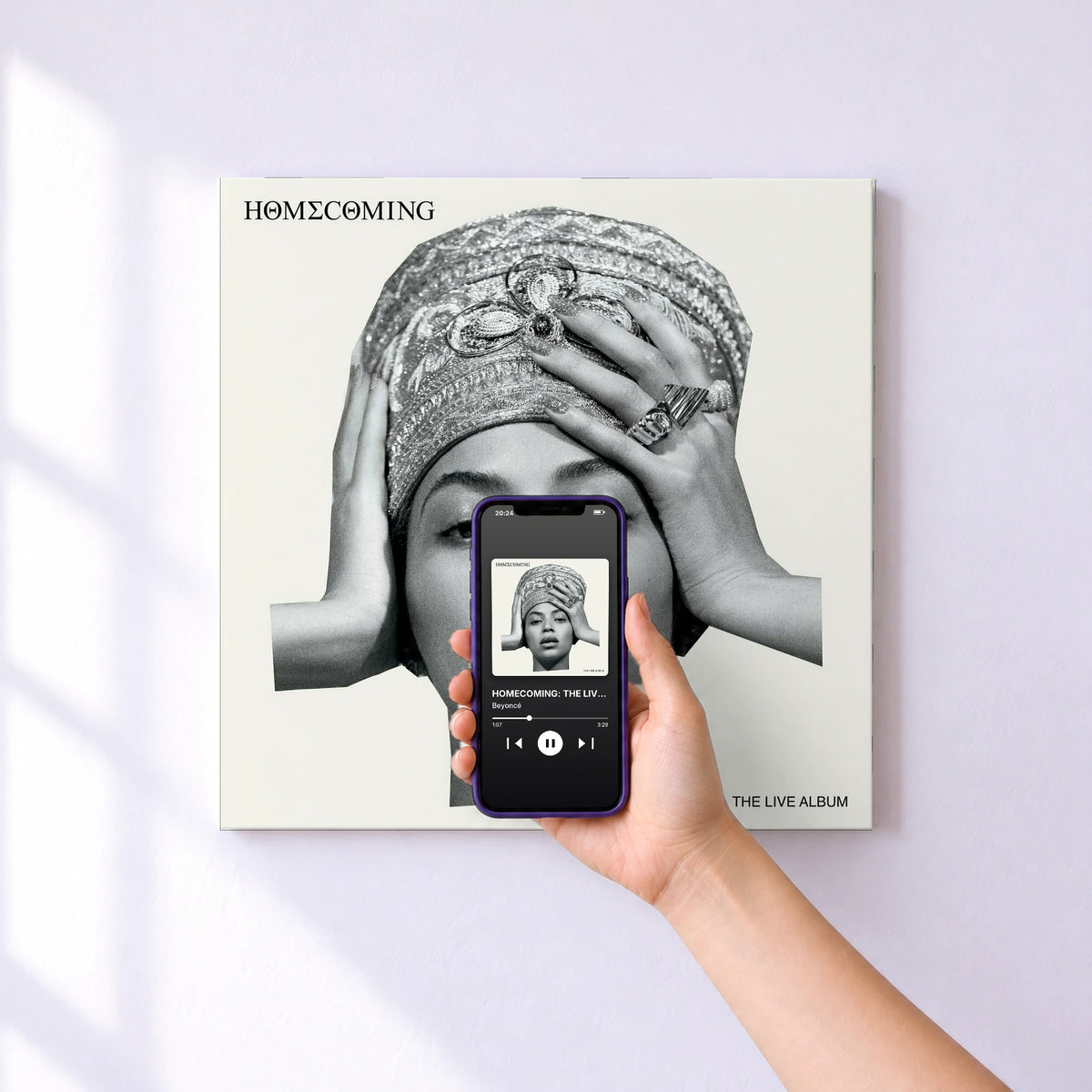 Affiche connectée HOMECOMING: THE LIVE ALBUM de Beyoncé au mur : l'album se lance en approchant le téléphone