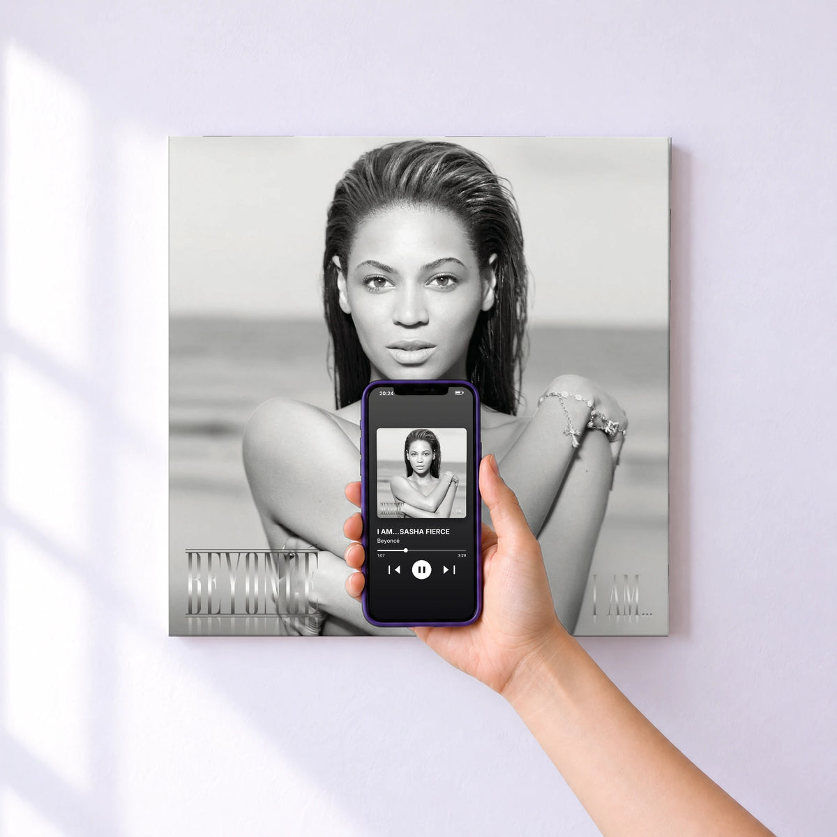 Affiche connectée I AM...SASHA FIERCE de Beyoncé au mur : l'album se lance en approchant le téléphone