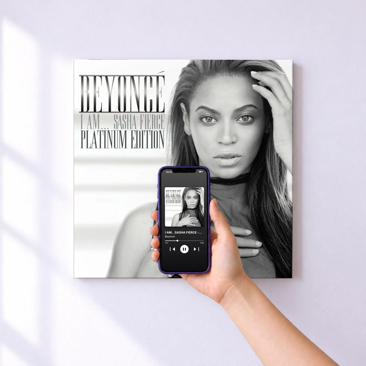 Affiche connectée I AM...SASHA FIERCE - Platinum Edition de Beyoncé au mur : l'album se lance en approchant le téléphone