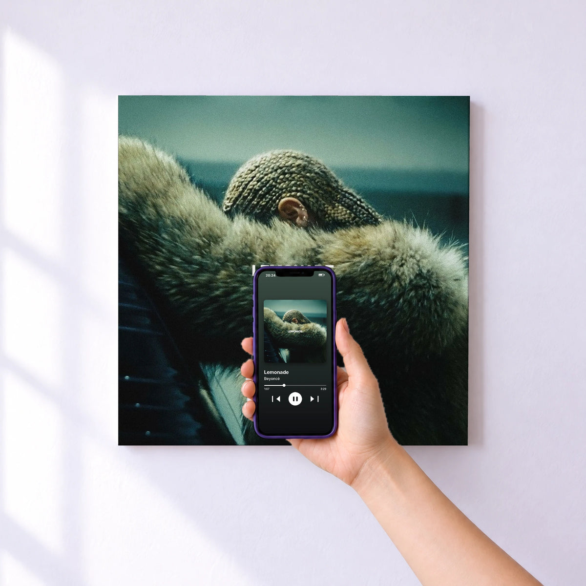 Affiche connectée Lemonade de Beyoncé au mur : l'album se lance en approchant le téléphone