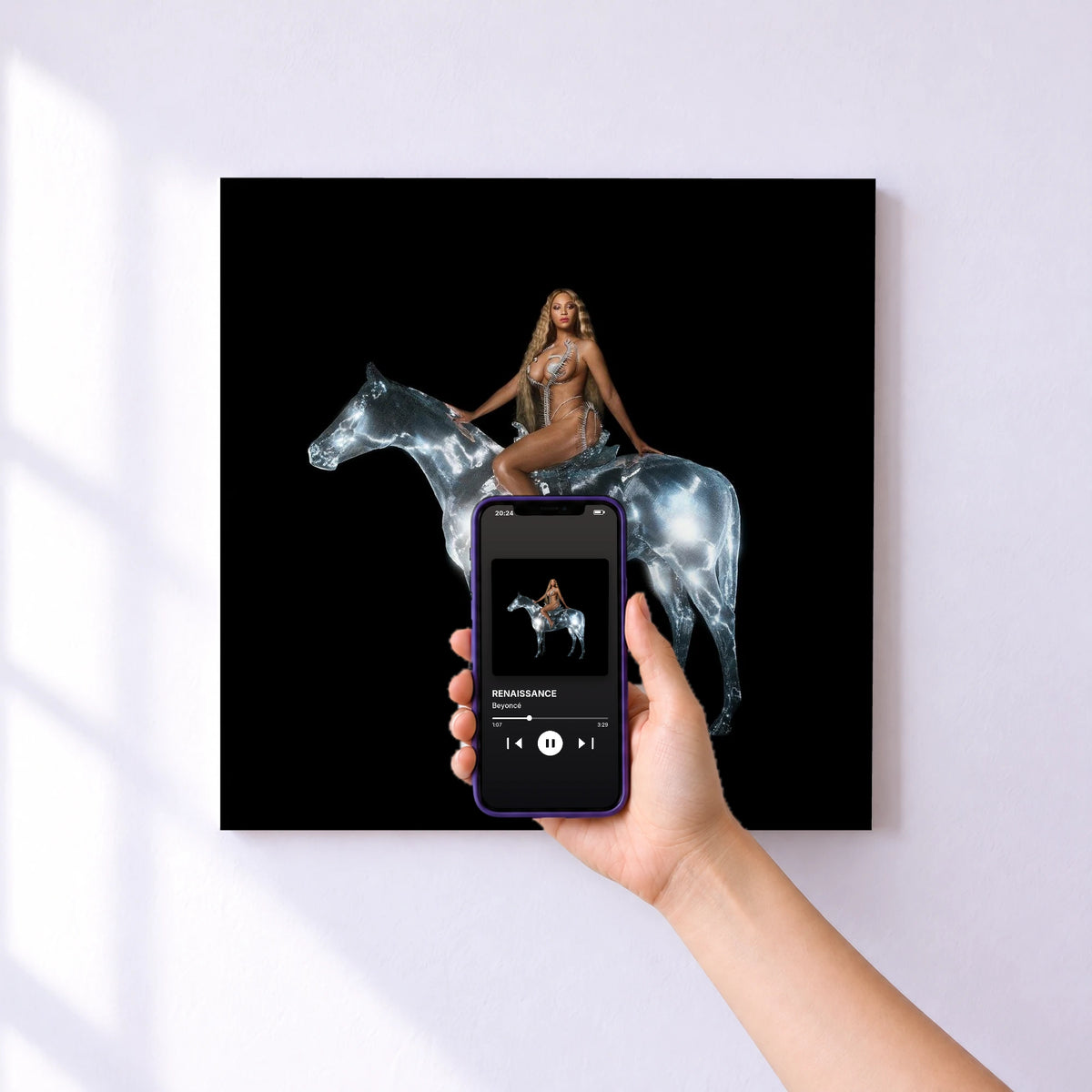 Affiche connectée RENAISSANCE de Beyoncé au mur : l'album se lance en approchant le téléphone