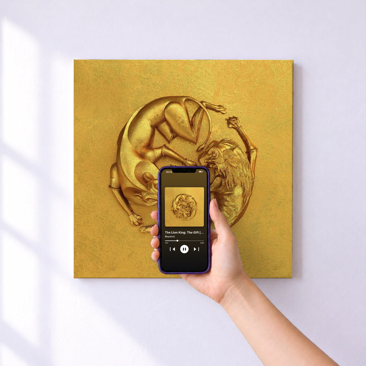 Affiche connectée The Lion King: The Gift [Deluxe Edition] de Beyoncé au mur : l'album se lance en approchant le téléphone