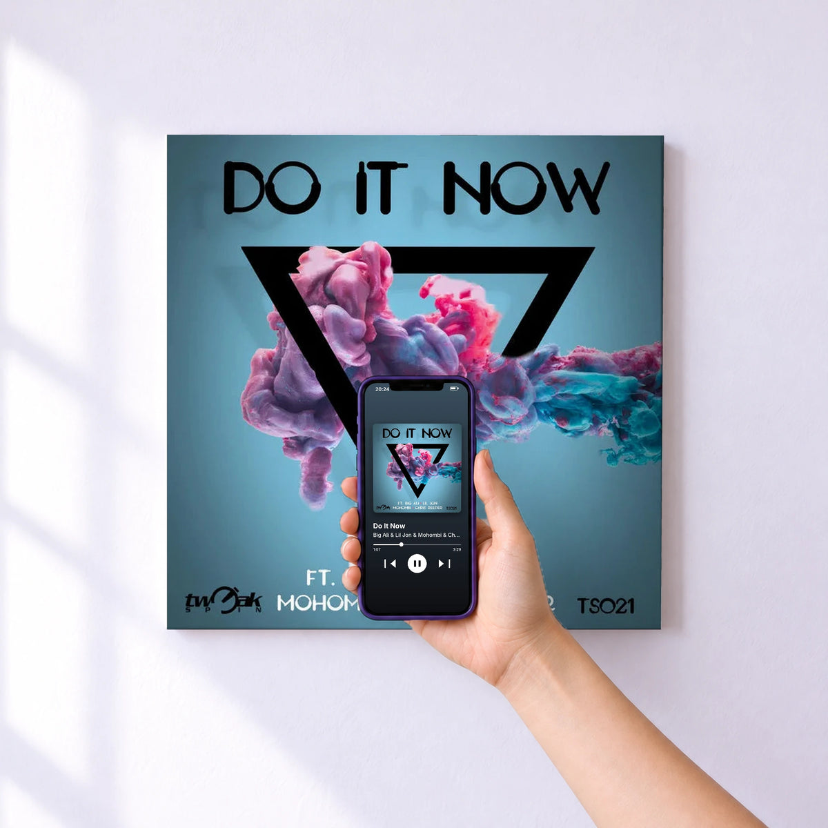 Affiche connectée Do It Now de Big Ali & Lil Jon & Mohombi & Chris Reeder au mur : l'album se lance en approchant le téléphone
