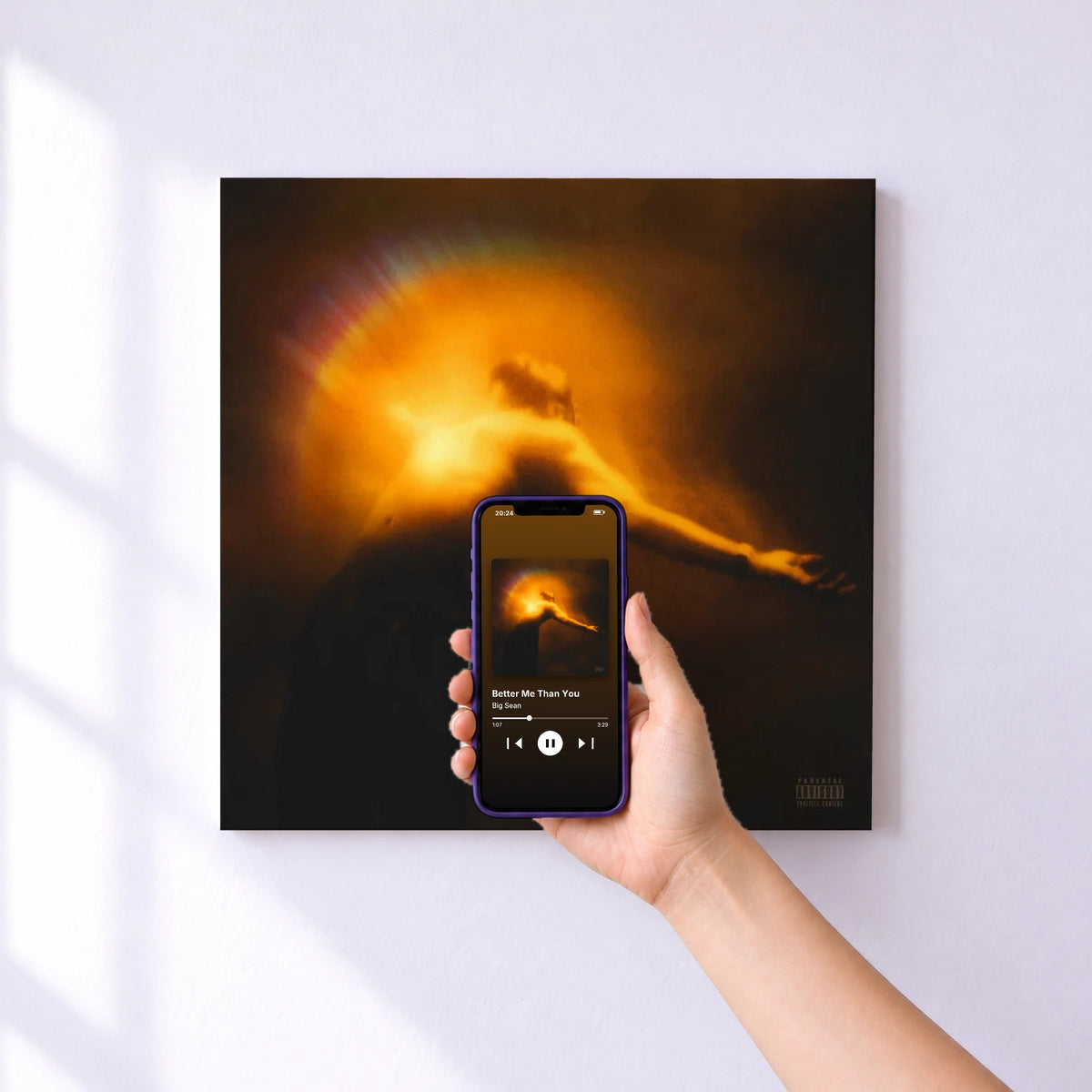 Affiche connectée Better Me Than You de Big Sean au mur : l'album se lance en approchant le téléphone