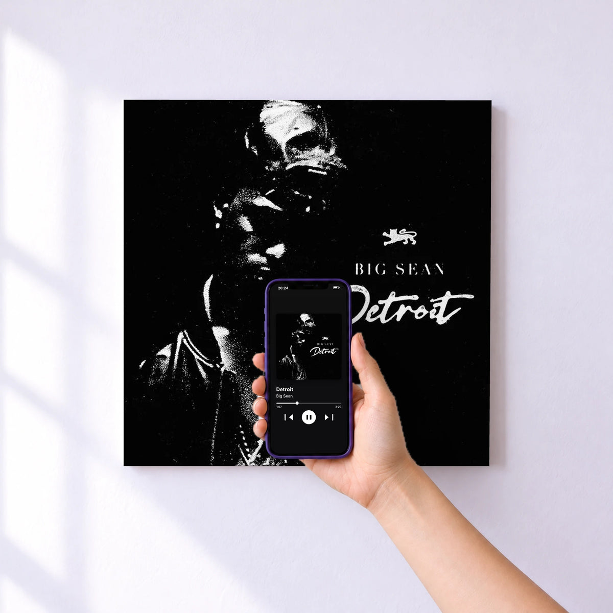 Affiche connectée Detroit de Big Sean au mur : l'album se lance en approchant le téléphone