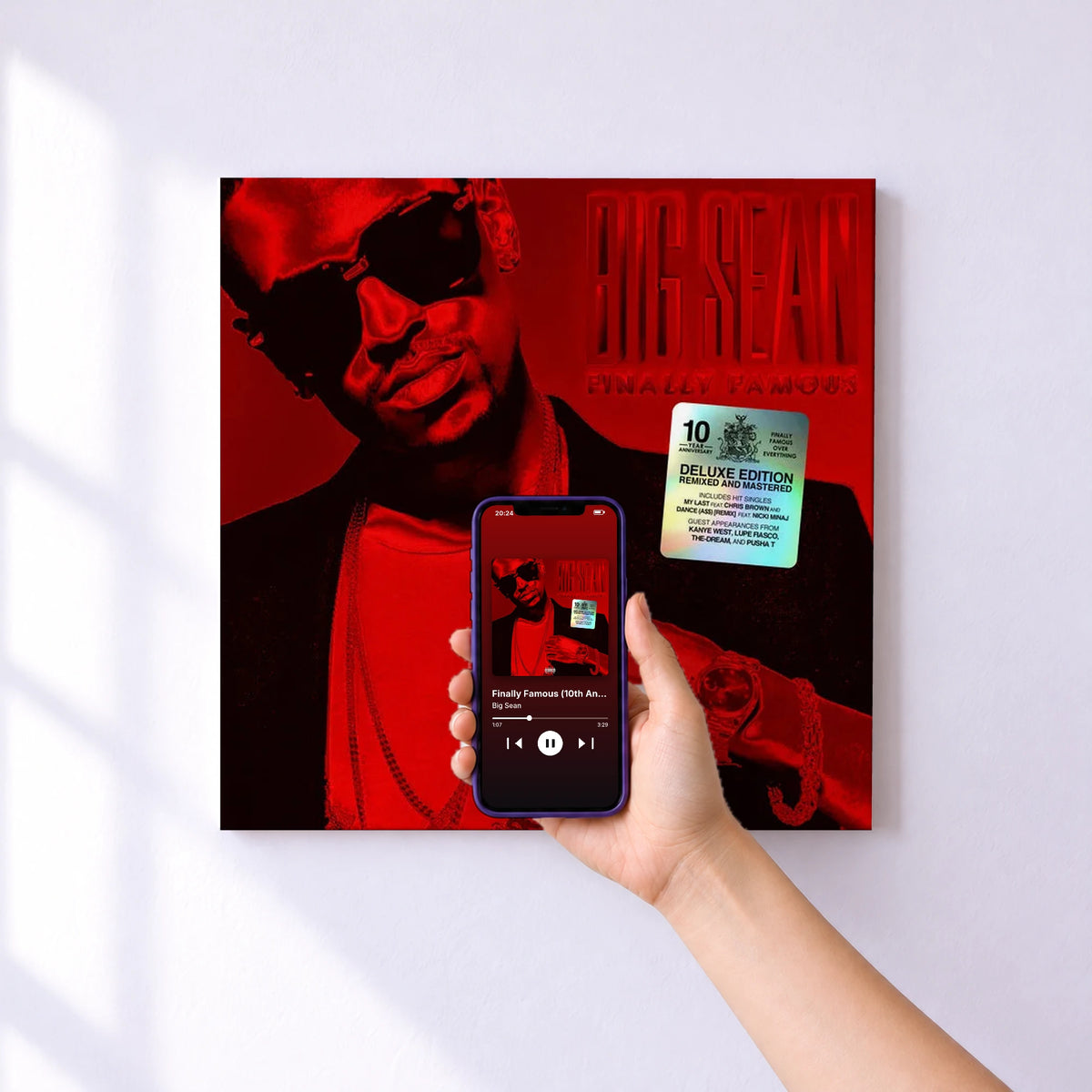 Affiche connectée Finally Famous (10th Anniversary Deluxe Edition Remixed and Remastered) de Big Sean au mur : l'album se lance en approchant le téléphone
