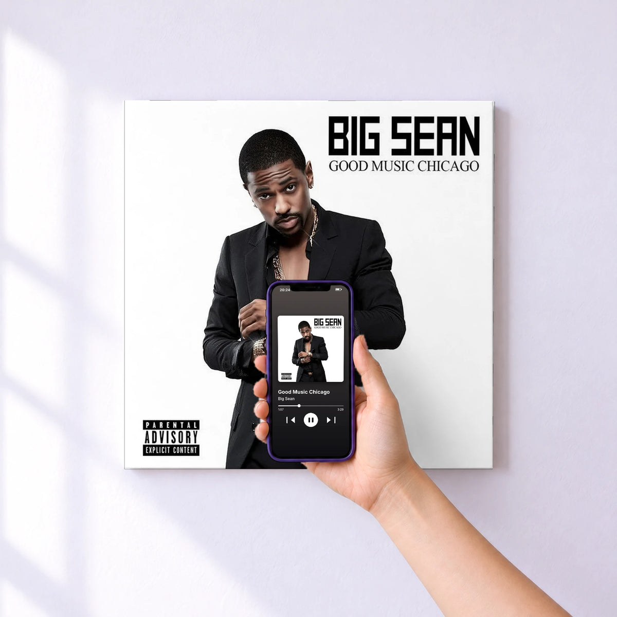 Affiche connectée Good Music Chicago de Big Sean au mur : l'album se lance en approchant le téléphone