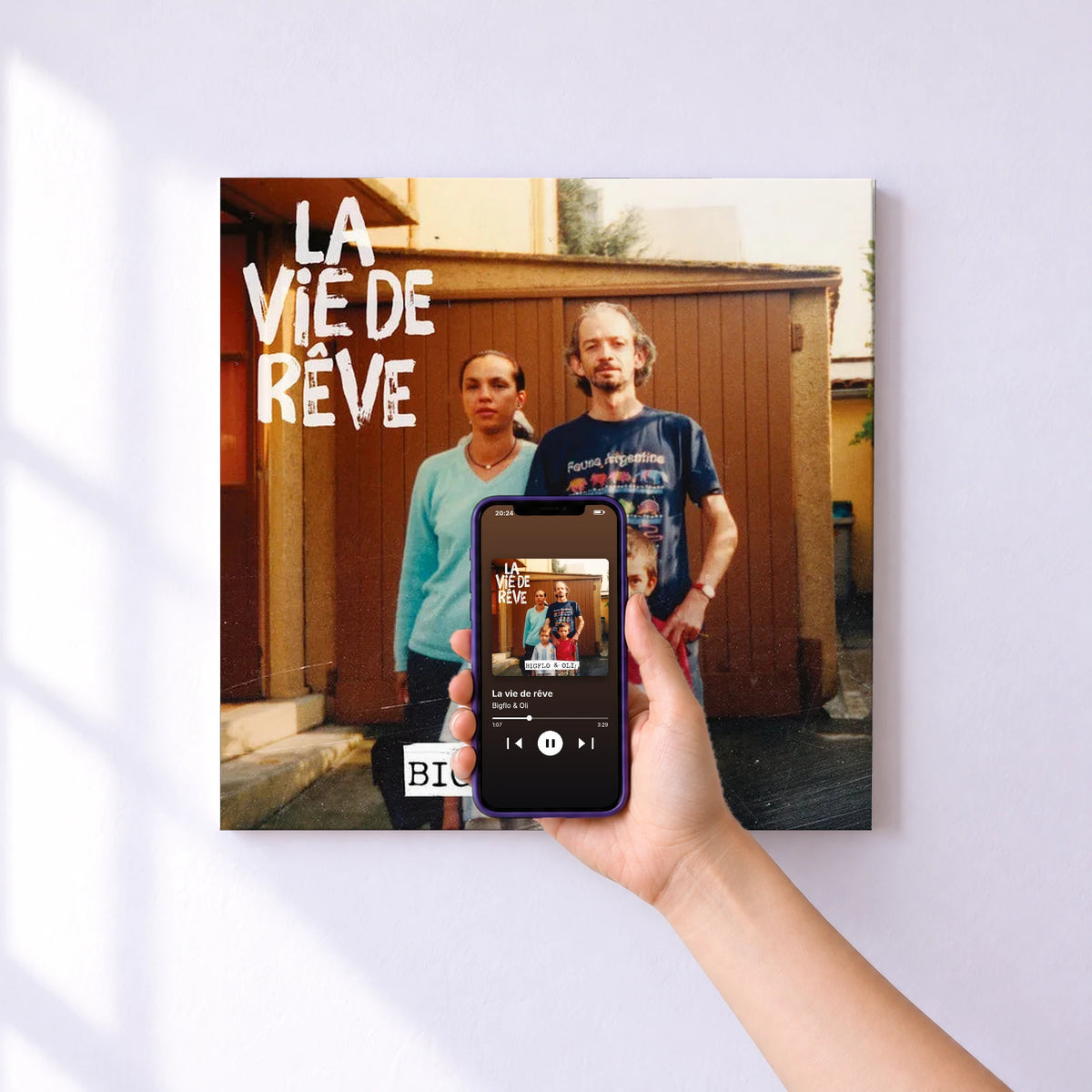 Affiche connectée La vie de rêve de Bigflo & Oli au mur : l'album se lance en approchant le téléphone