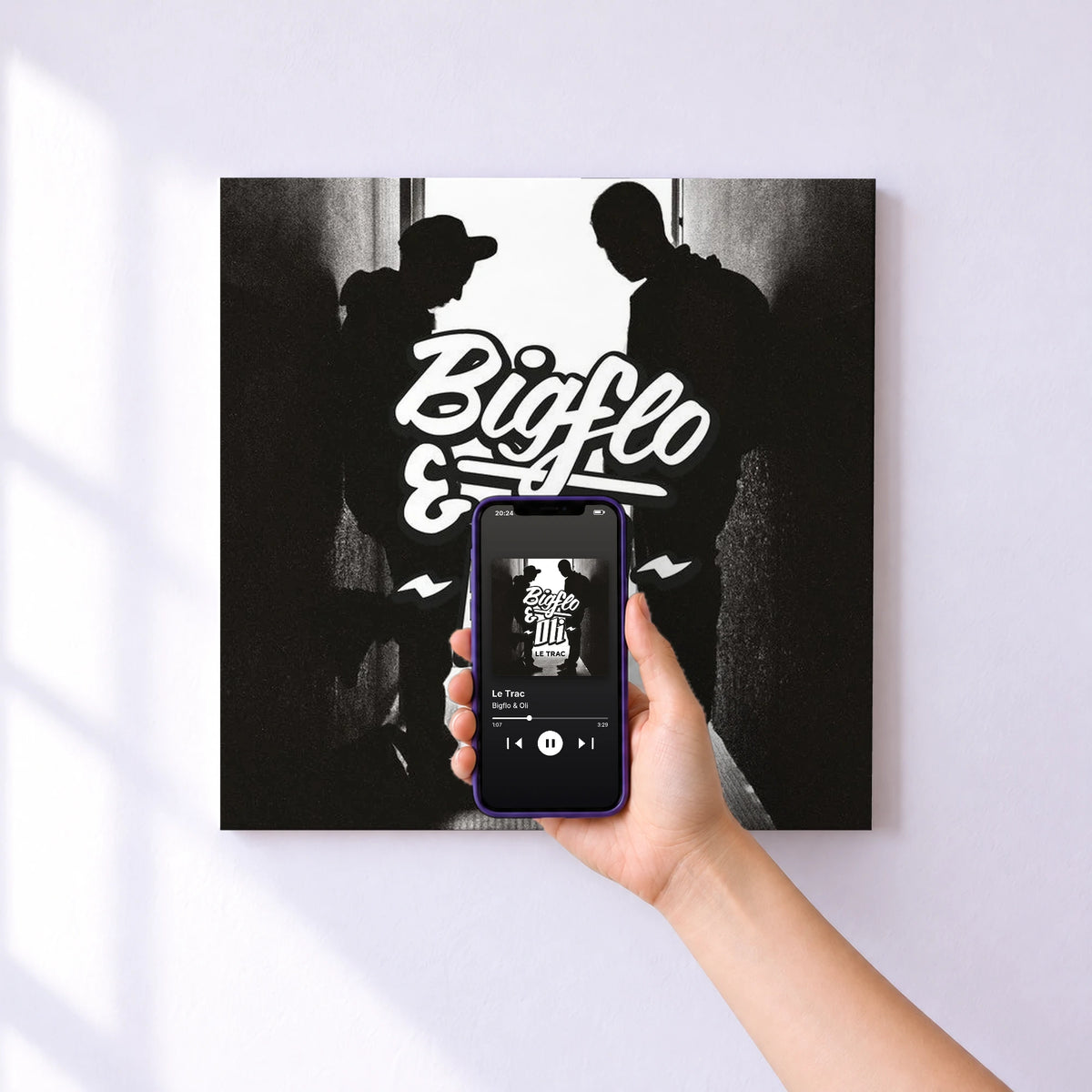 Affiche connectée Le Trac de Bigflo & Oli au mur : l'album se lance en approchant le téléphone