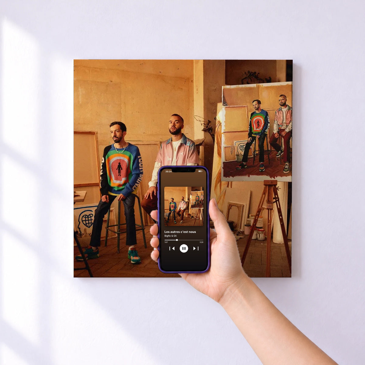 Affiche connectée Les autres c’est nous de Bigflo & Oli au mur : l'album se lance en approchant le téléphone