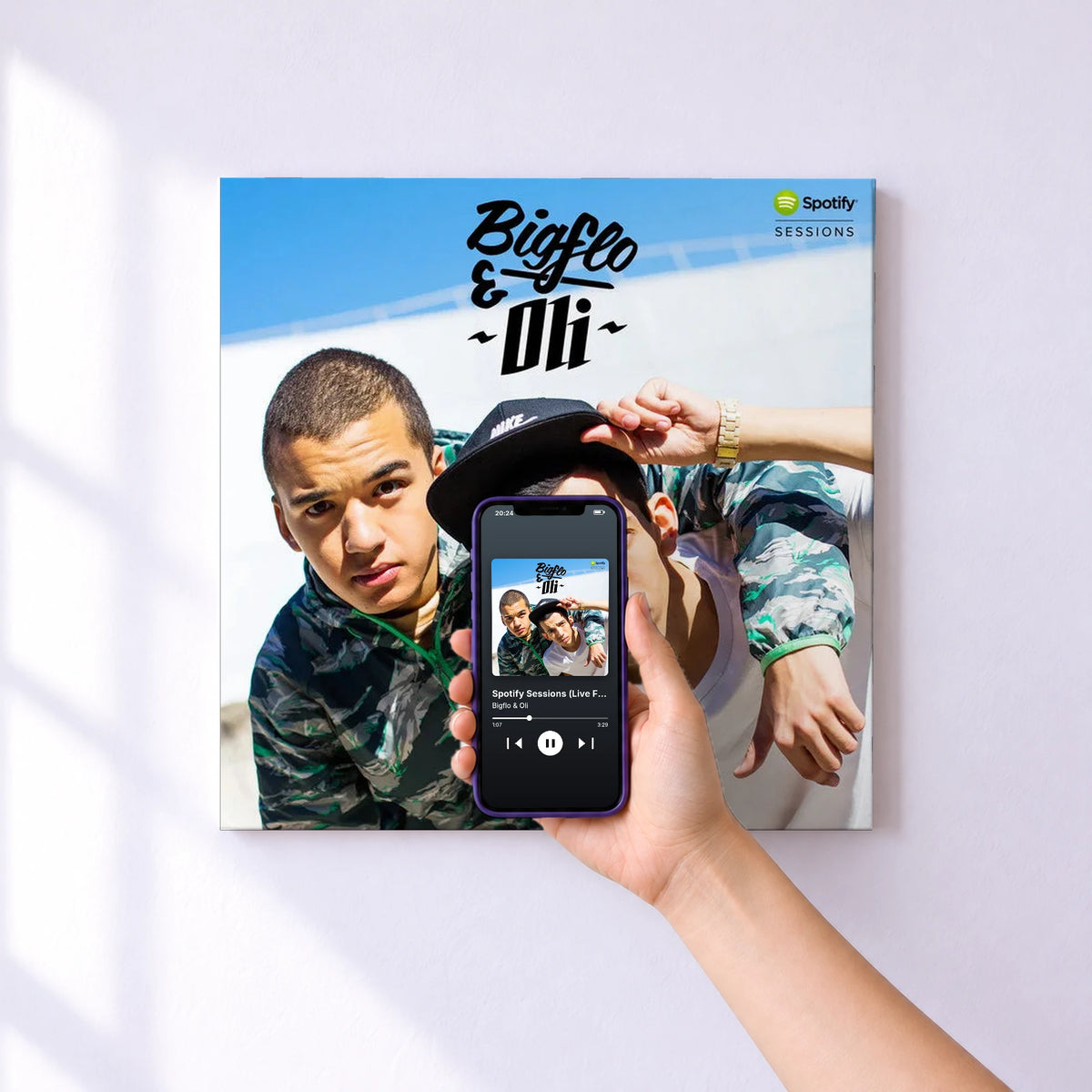 Affiche connectée Spotify Sessions (Live From Spotify Paris) de Bigflo & Oli au mur : l'album se lance en approchant le téléphone