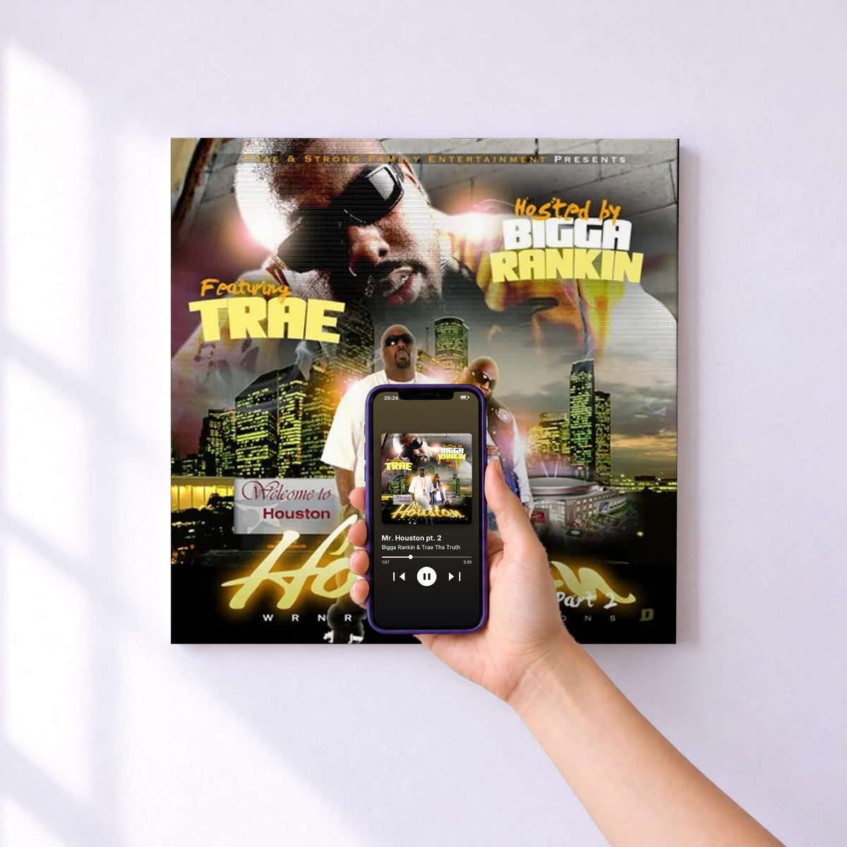 Affiche connectée Mr. Houston pt. 2 de Bigga Rankin & Trae Tha Truth au mur : l'album se lance en approchant le téléphone