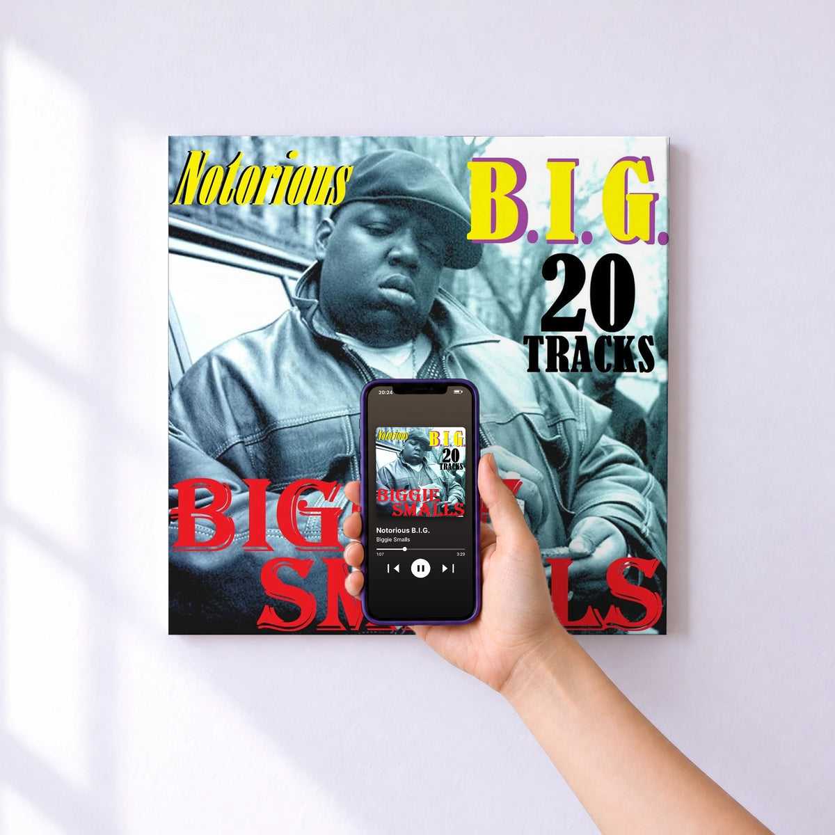 Affiche connectée Notorious B.I.G. de Biggie Smalls au mur : l'album se lance en approchant le téléphone