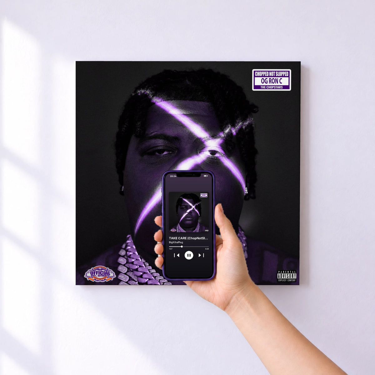 Affiche connectée TAKE CARE (ChopNotSlop) de BigXthaPlug au mur : l'album se lance en approchant le téléphone