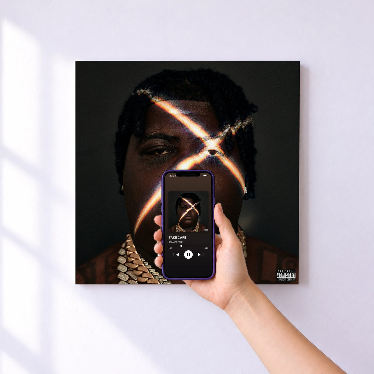 Affiche connectée TAKE CARE de BigXthaPlug au mur : l'album se lance en approchant le téléphone