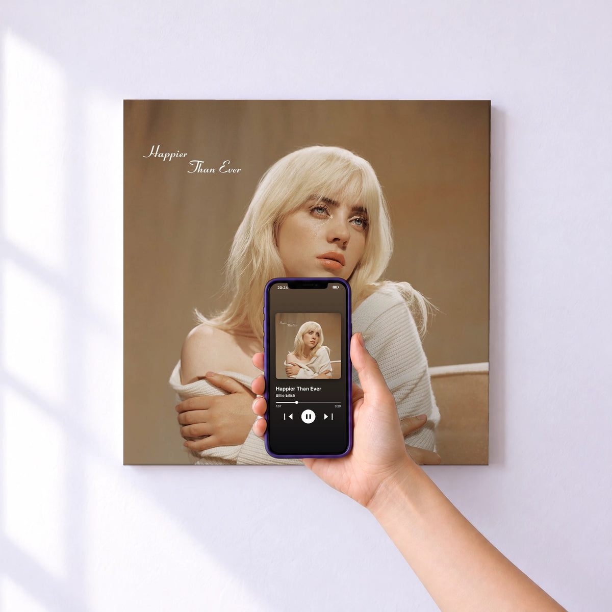 Affiche connectée Happier Than Ever de Billie Eilish au mur : l'album se lance en approchant le téléphone