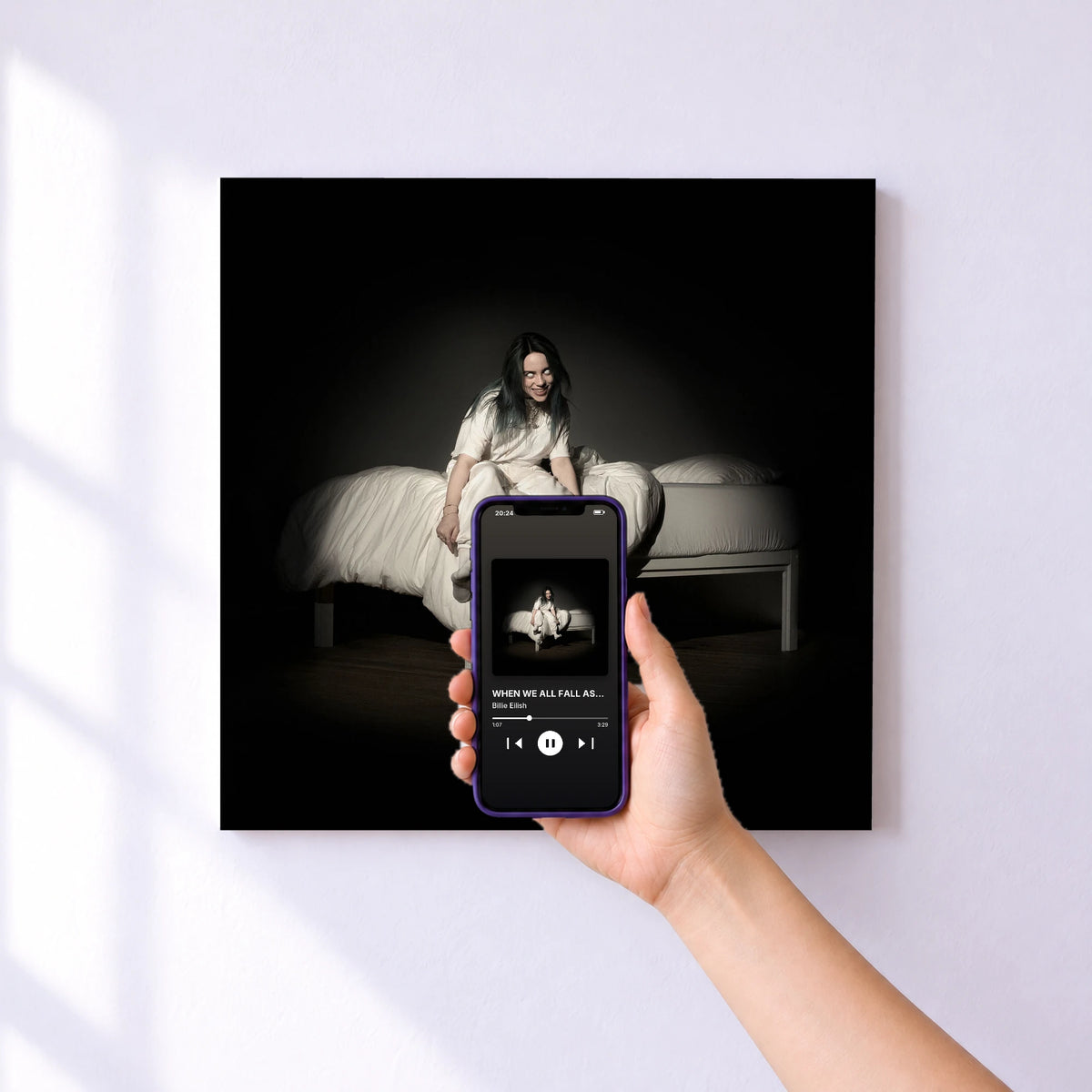Affiche connectée WHEN WE ALL FALL ASLEEP, WHERE DO WE GO? de Billie Eilish au mur : l'album se lance en approchant le téléphone