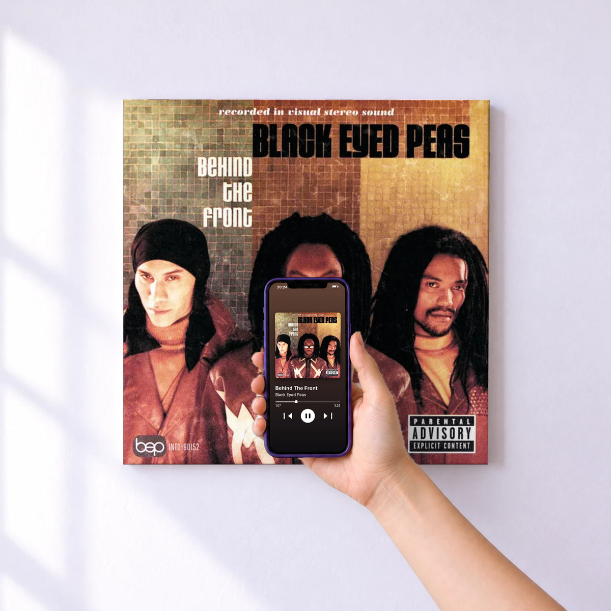Affiche connectée Behind The Front de Black Eyed Peas au mur : l'album se lance en approchant le téléphone