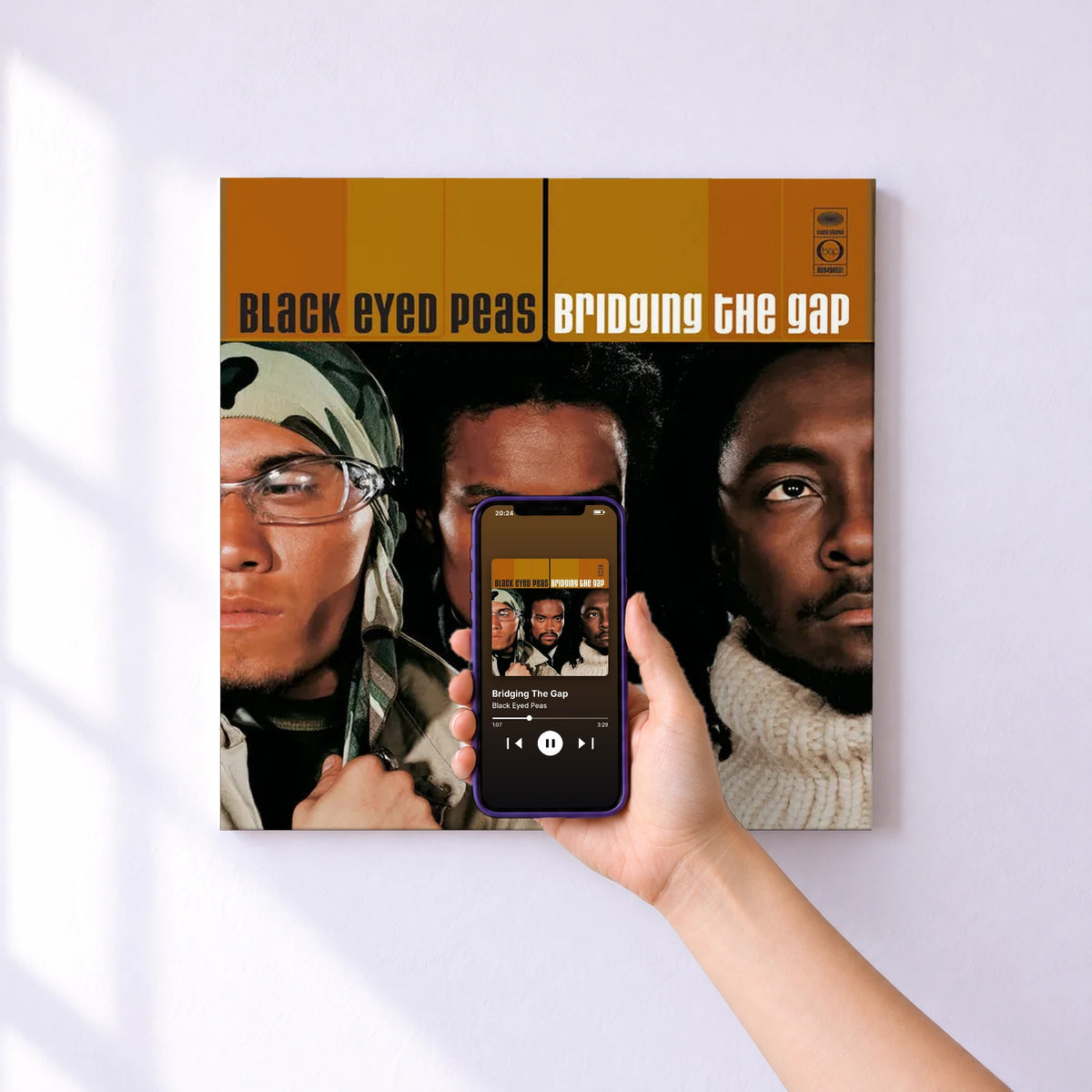 Affiche connectée Bridging The Gap de Black Eyed Peas au mur : l'album se lance en approchant le téléphone