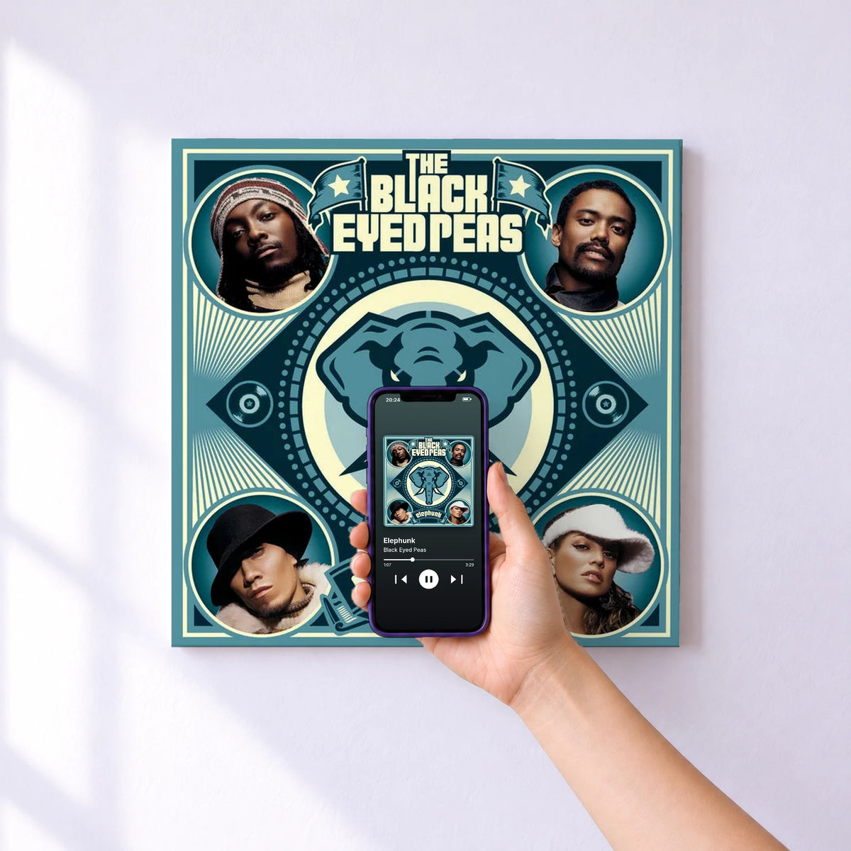 Affiche connectée Elephunk de Black Eyed Peas au mur : l'album se lance en approchant le téléphone