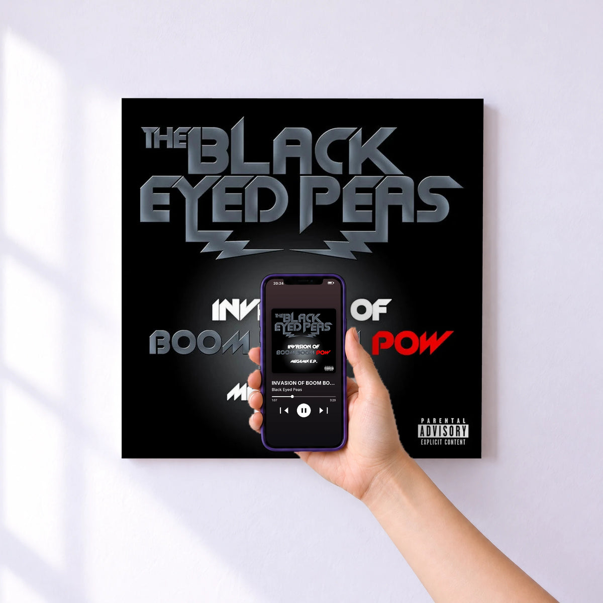Affiche connectée INVASION OF BOOM BOOM POW – MEGAMIX E.P. de Black Eyed Peas au mur : l'album se lance en approchant le téléphone