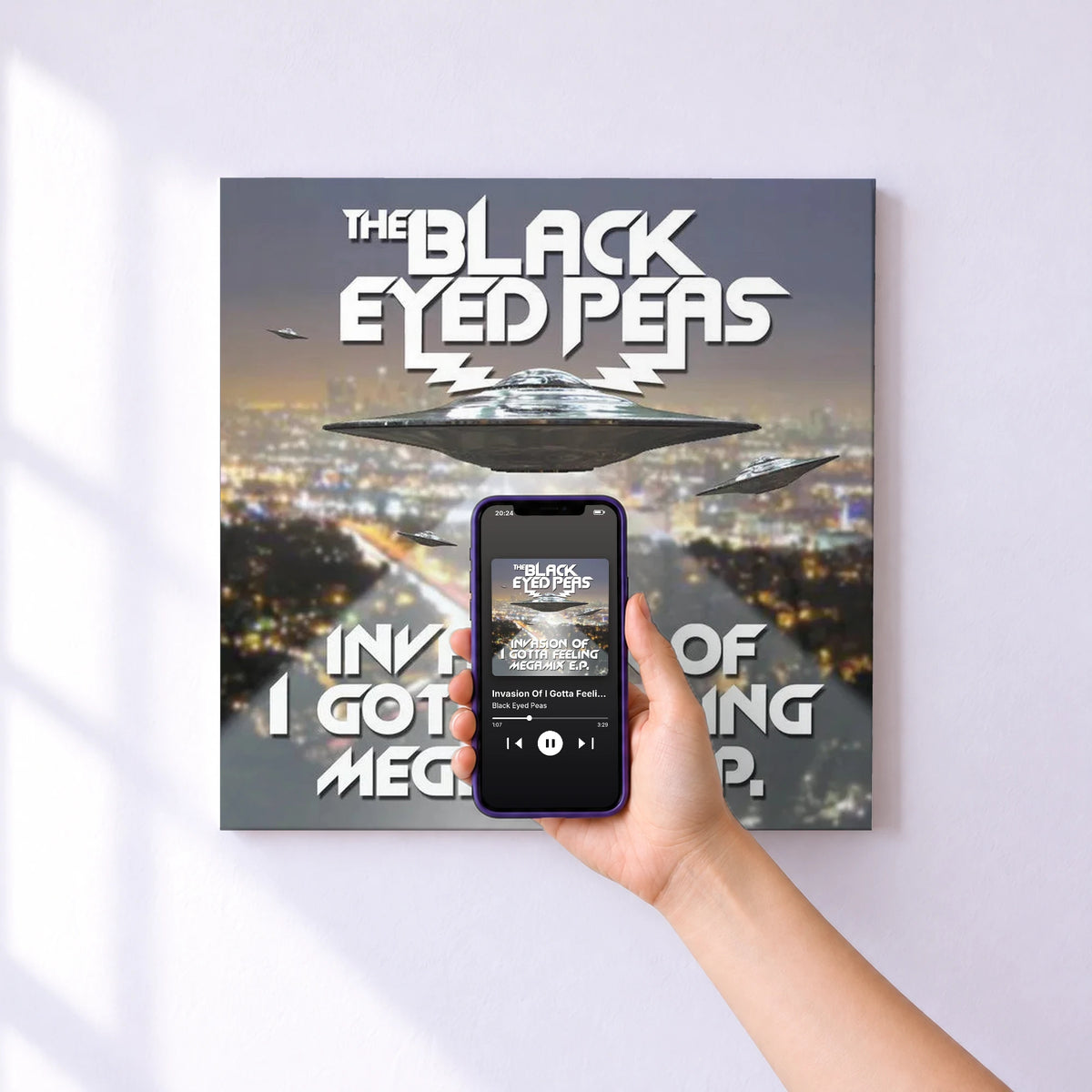 Affiche connectée Invasion Of I Gotta Feeling - Megamix E.P. de Black Eyed Peas au mur : l'album se lance en approchant le téléphone