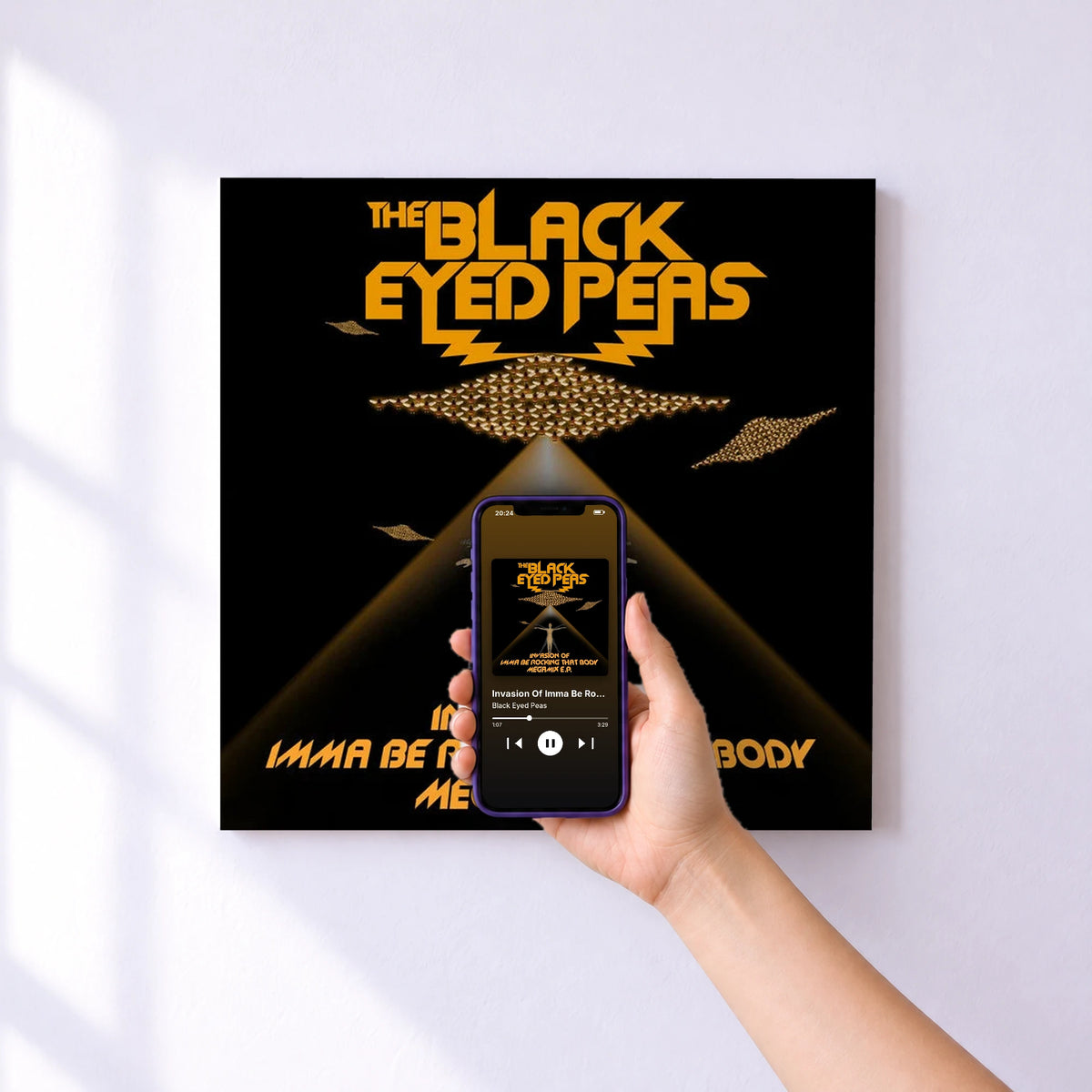 Affiche connectée Invasion Of Imma Be Rocking That Body - Megamix E.P. de Black Eyed Peas au mur : l'album se lance en approchant le téléphone