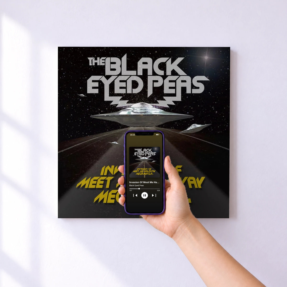 Affiche connectée Invasion Of Meet Me Halfway - Megamix E.P. de Black Eyed Peas au mur : l'album se lance en approchant le téléphone