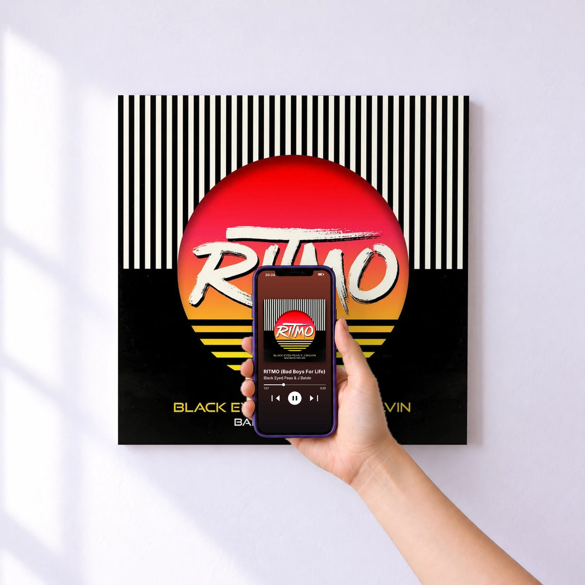 Affiche connectée RITMO (Bad Boys For Life) de Black Eyed Peas & J Balvin au mur : l'album se lance en approchant le téléphone