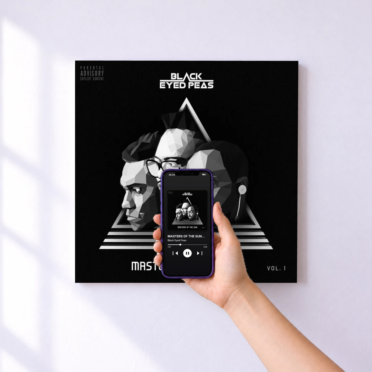 Affiche connectée MASTERS OF THE SUN VOL. 1 de Black Eyed Peas au mur : l'album se lance en approchant le téléphone