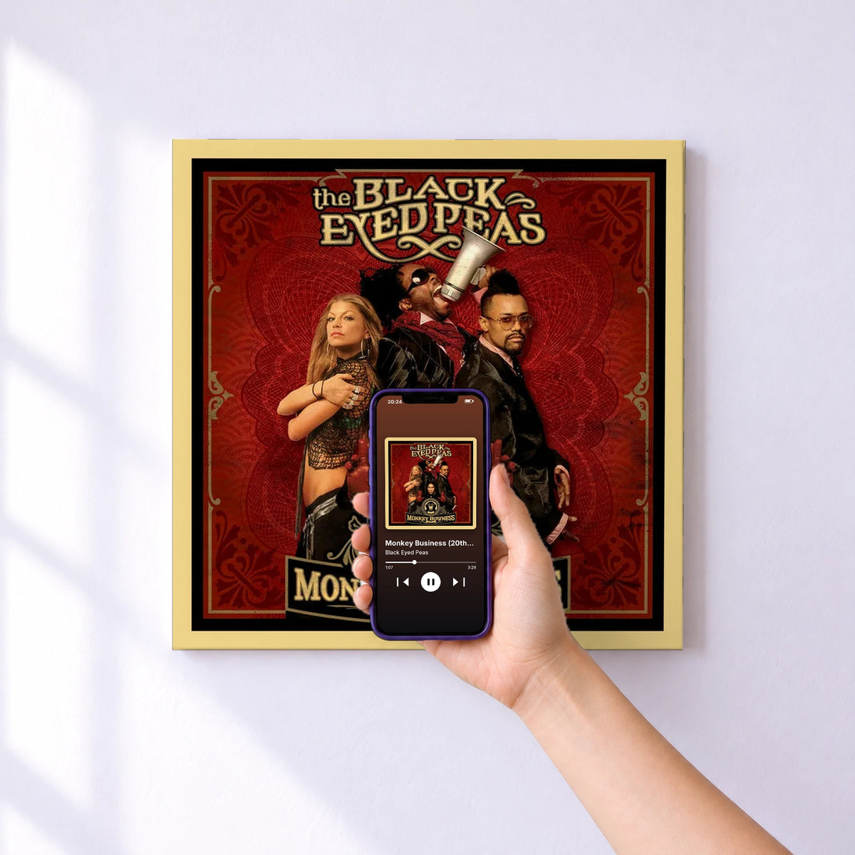 Affiche connectée Monkey Business (20th Anniversary Edition) de Black Eyed Peas au mur : l'album se lance en approchant le téléphone