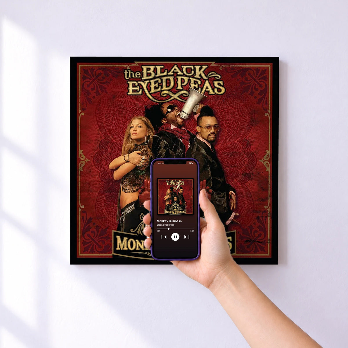 Affiche connectée Monkey Business de Black Eyed Peas au mur : l'album se lance en approchant le téléphone