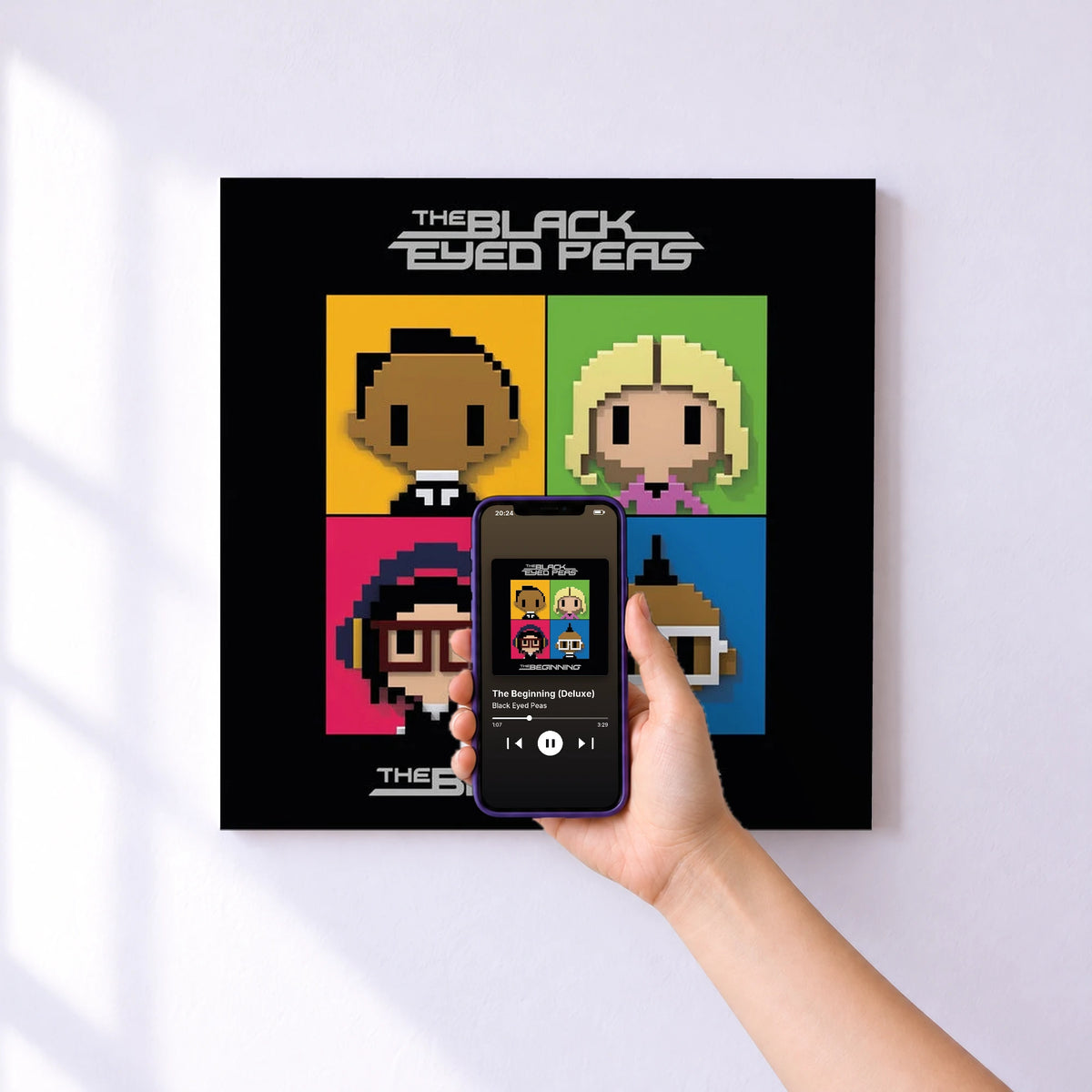 Affiche connectée The Beginning (Deluxe) de Black Eyed Peas au mur : l'album se lance en approchant le téléphone