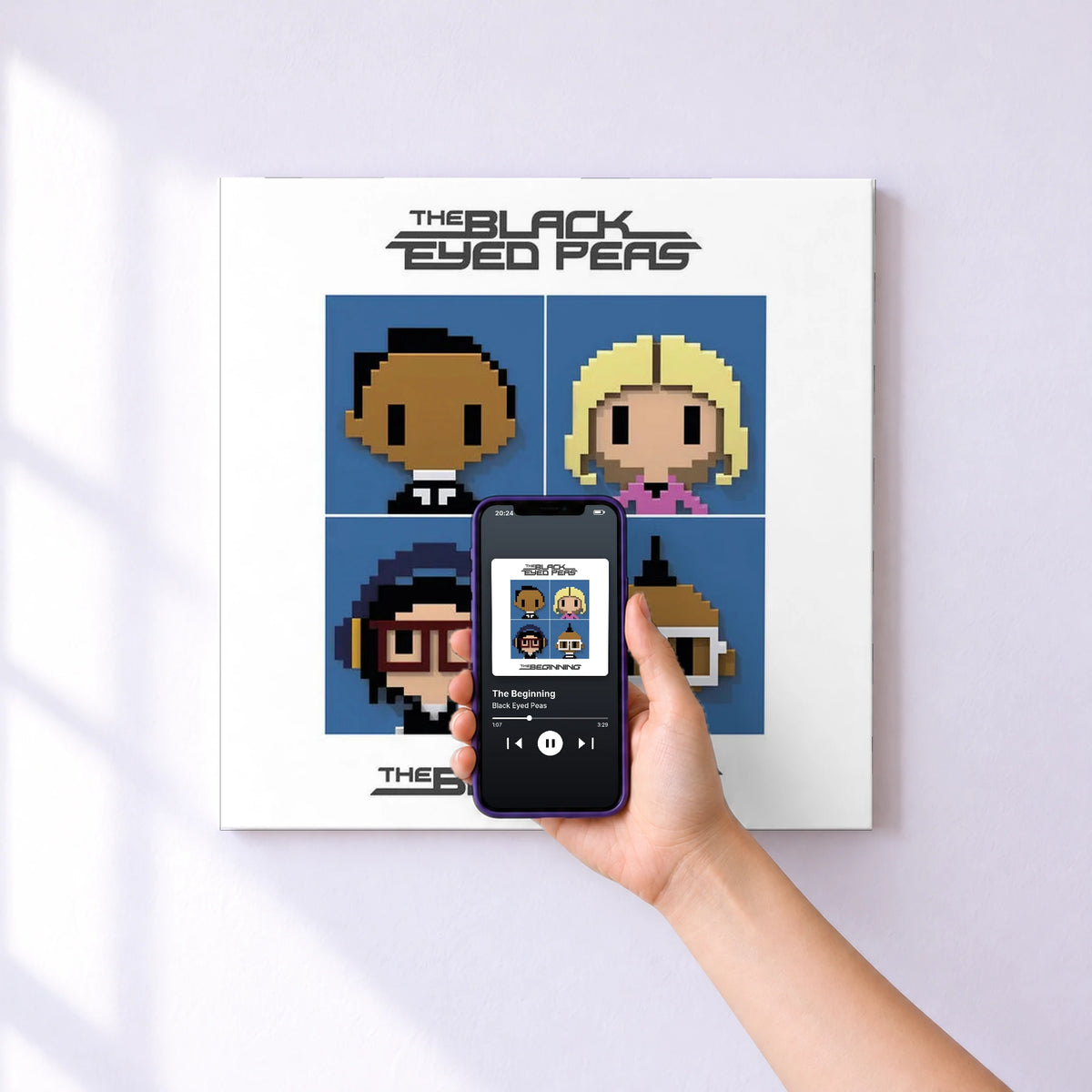 Affiche connectée The Beginning de Black Eyed Peas au mur : l'album se lance en approchant le téléphone