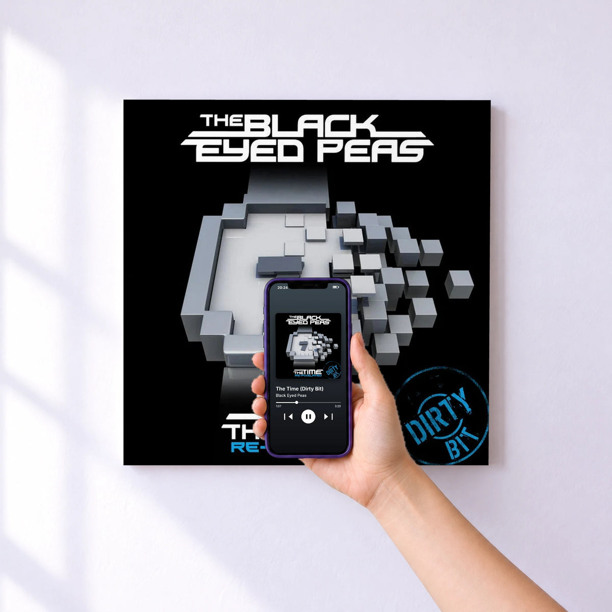 Affiche connectée The Time (Dirty Bit) de Black Eyed Peas au mur : l'album se lance en approchant le téléphone