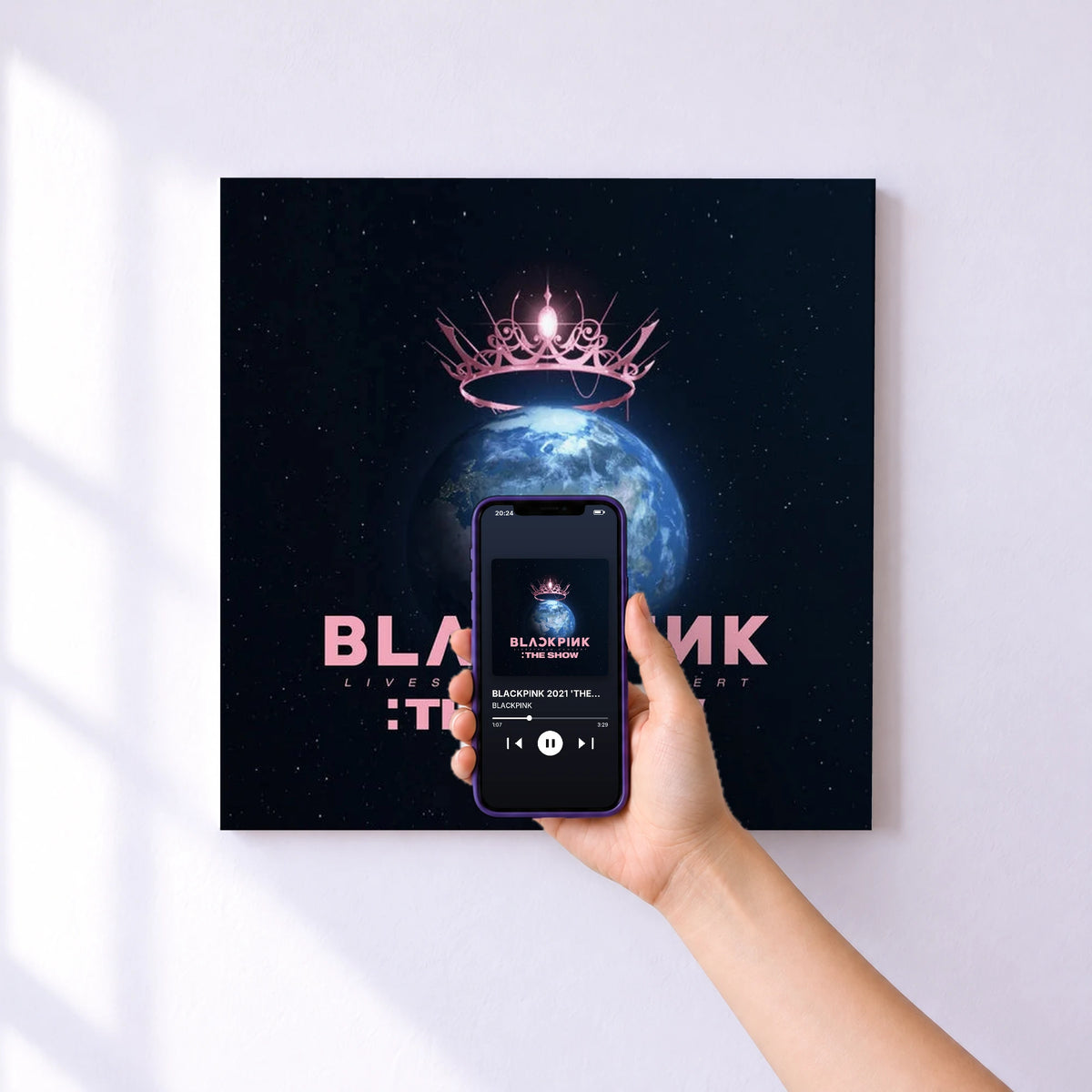 Affiche connectée BLACKPINK 2021 'THE SHOW' LIVE de BLACKPINK au mur : l'album se lance en approchant le téléphone