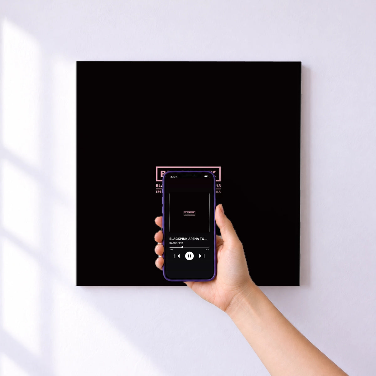 Affiche connectée BLACKPINK ARENA TOUR 2018 "SPECIAL FINAL IN KYOCERA DOME OSAKA" de BLACKPINK au mur : l'album se lance en approchant le téléphone