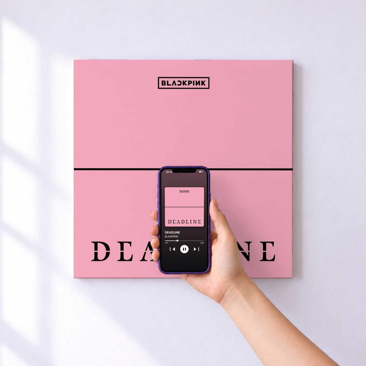 Affiche connectée DEADLINE de BLACKPINK au mur : l'album se lance en approchant le téléphone