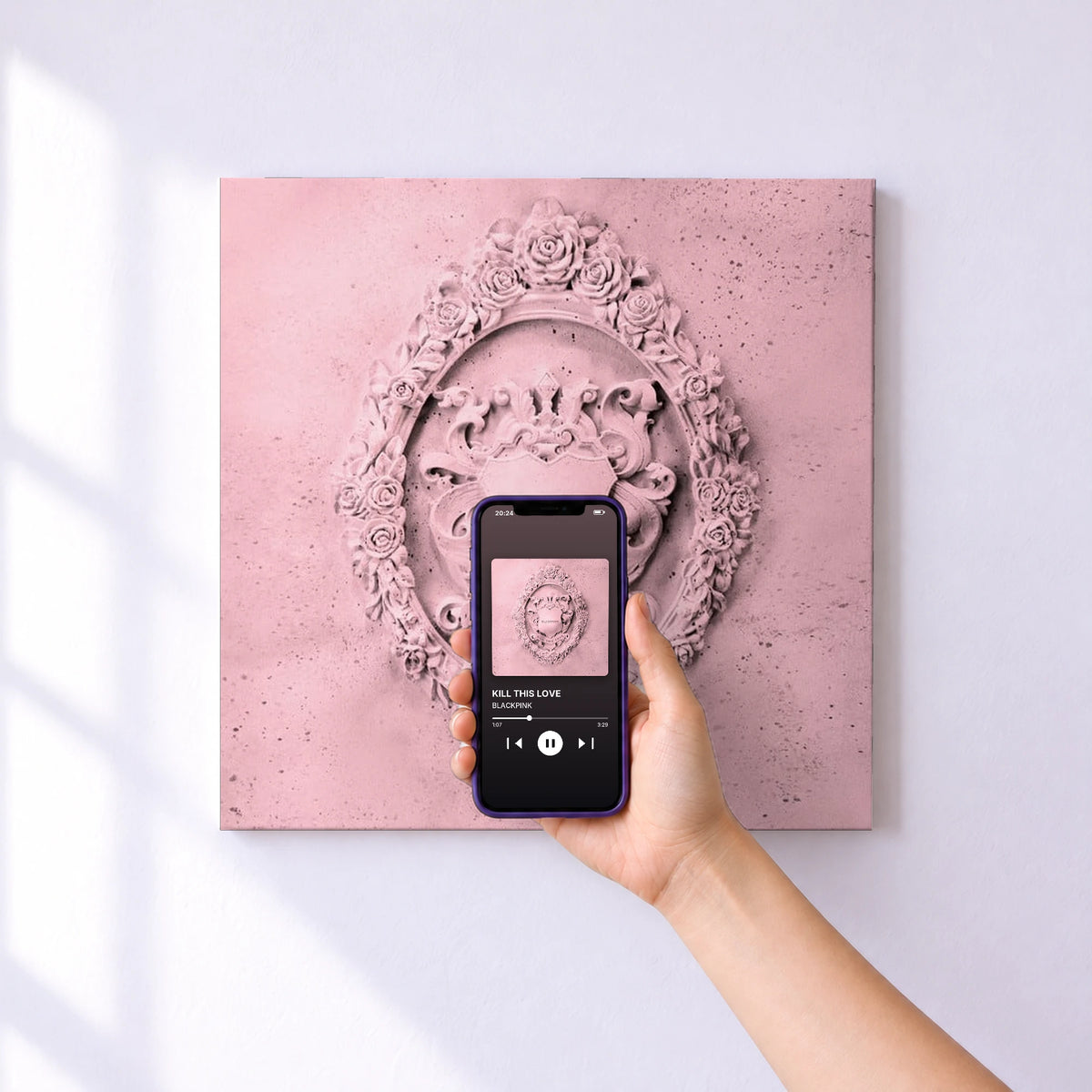 Affiche connectée KILL THIS LOVE de BLACKPINK au mur : l'album se lance en approchant le téléphone